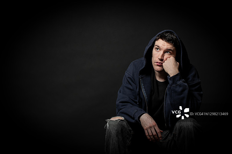 忧郁的年轻男人肖像图片素材