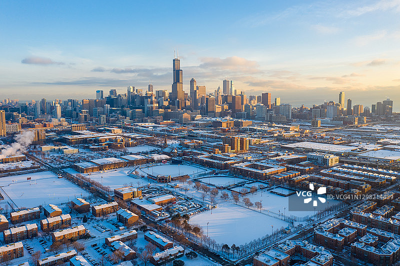 芝加哥天际线雪后日出鸟瞰图图片素材