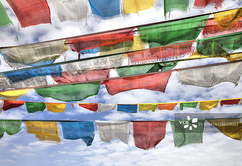 山顶寺庙的祈祷旗帜图片素材