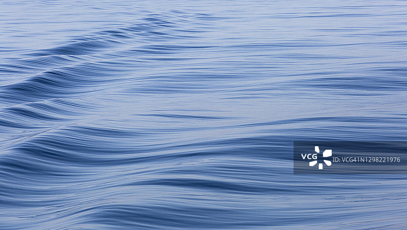 太平洋上柔和的海浪图片素材