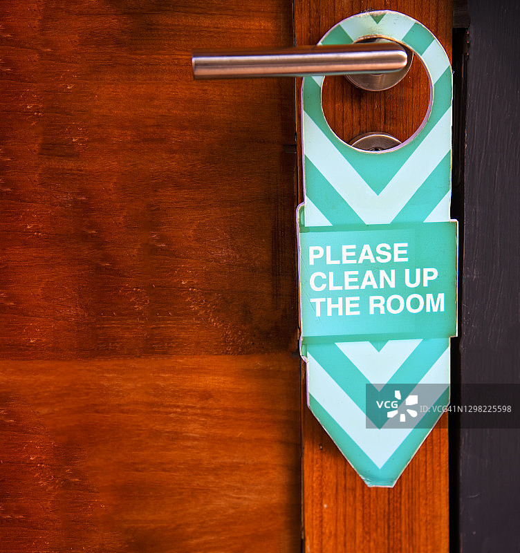 请打扫房间，并在酒店把手上挂请整理房间的牌子图片素材