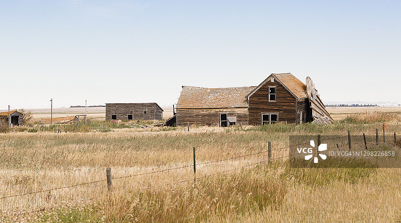 靠在农舍旁的建筑框架的残骸图片素材