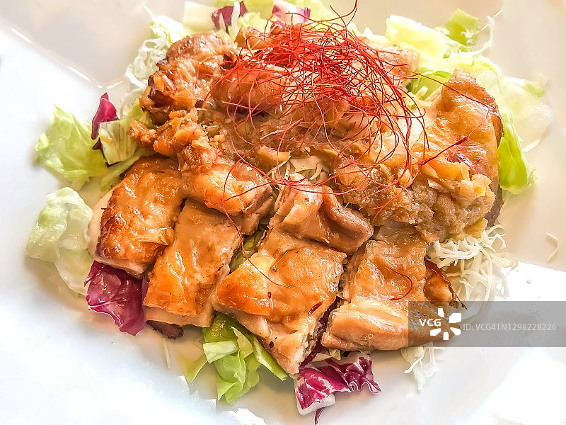 葱味酱汁炭烤鸡肉图片素材