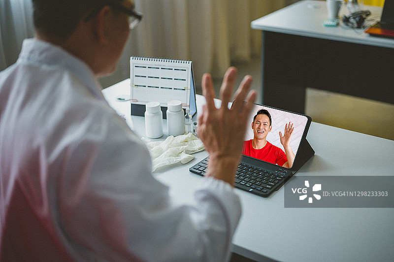 亚裔男医生进行视频会诊图片素材