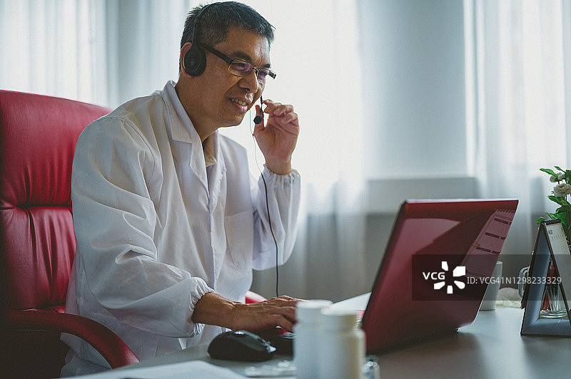 与亚洲男医生进行的在线视频会议聊天图片素材