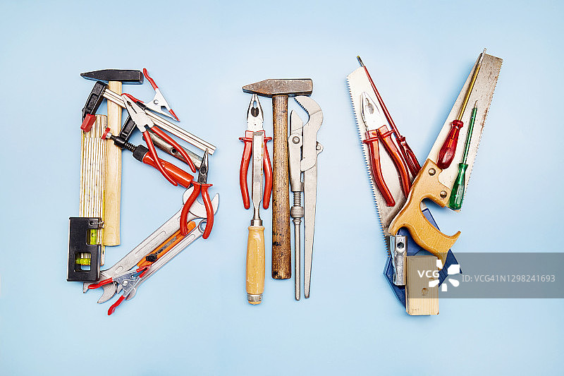 蓝色背景上用工具制作的DIY字母高角度视图图片素材