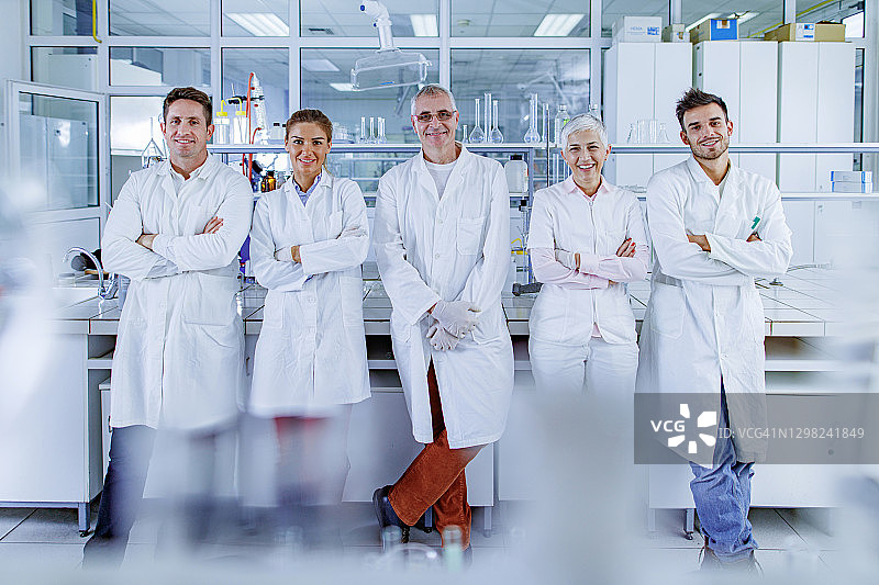 快乐的医疗专家团队在实验室工作图片素材