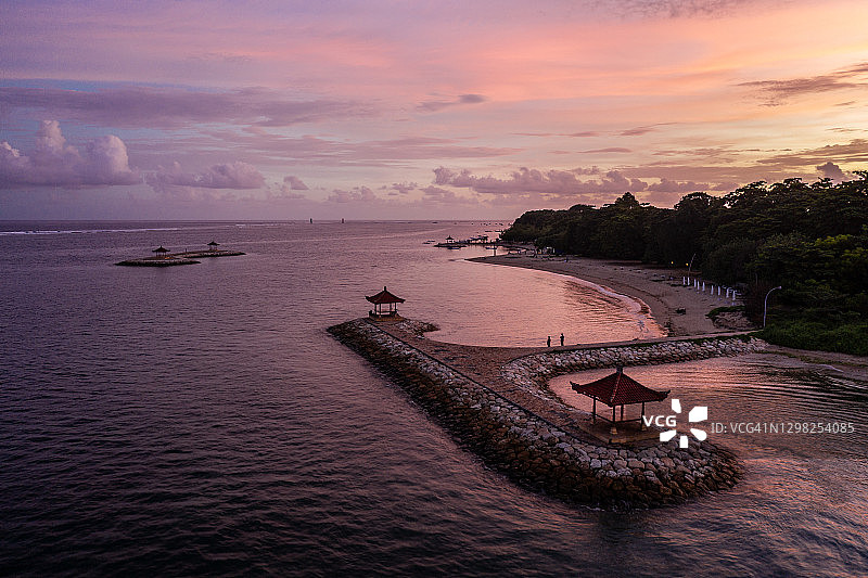 印度尼西亚巴厘岛著名萨努尔海滩的壮丽日落图片素材