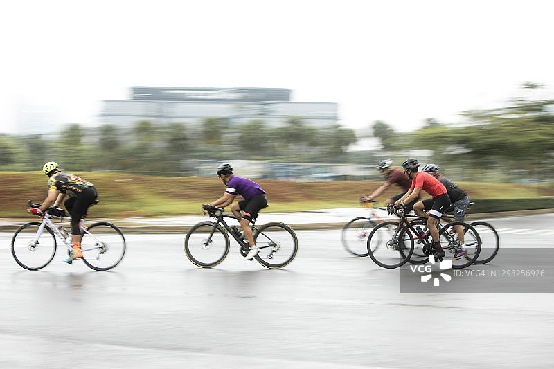 男子公路自行车绕圈赛的摇摄照片图片素材