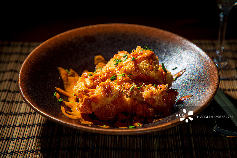 搭配糖醋酱和香芹的椰子虾仁图片素材