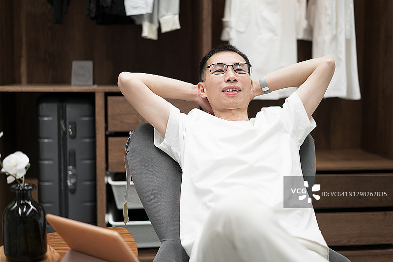 亚洲男人躺在椅子上图片素材