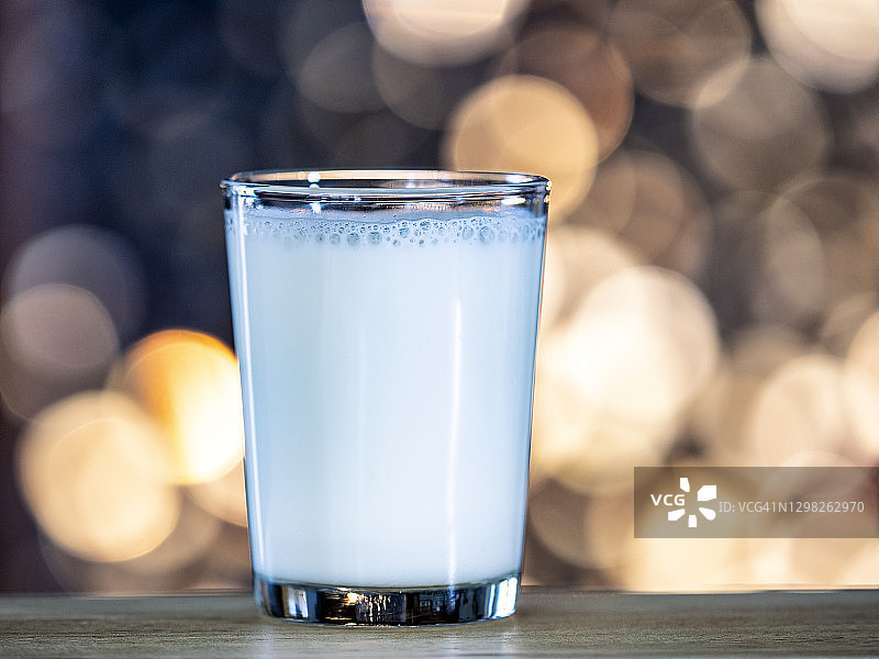 木桌上的牛奶玻璃杯图片素材