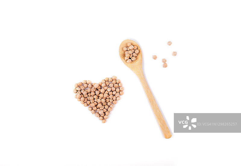 心形生鹰嘴豆和勺子图片素材