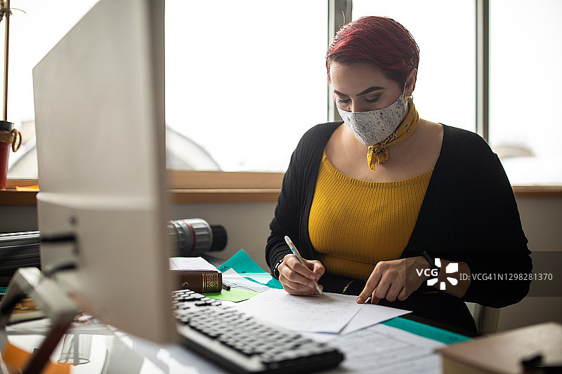 在建筑事务所办公室工作的女工程师图片素材