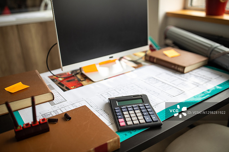 建筑公司办公室内的桌子图片素材