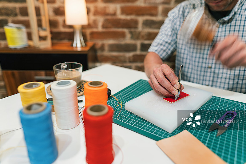 工匠在他的工作室工作图片素材