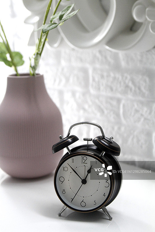 带闹钟的床边桌图片素材