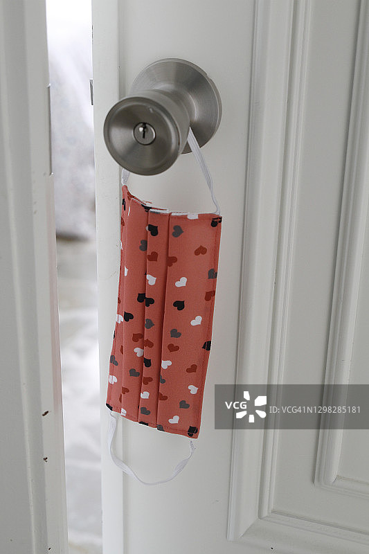 挂在门上的卫生口罩图片素材