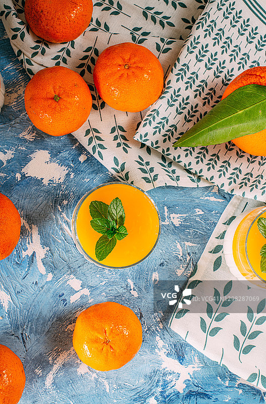 意式奶冻与橘子果冻扁平风格布局图片素材