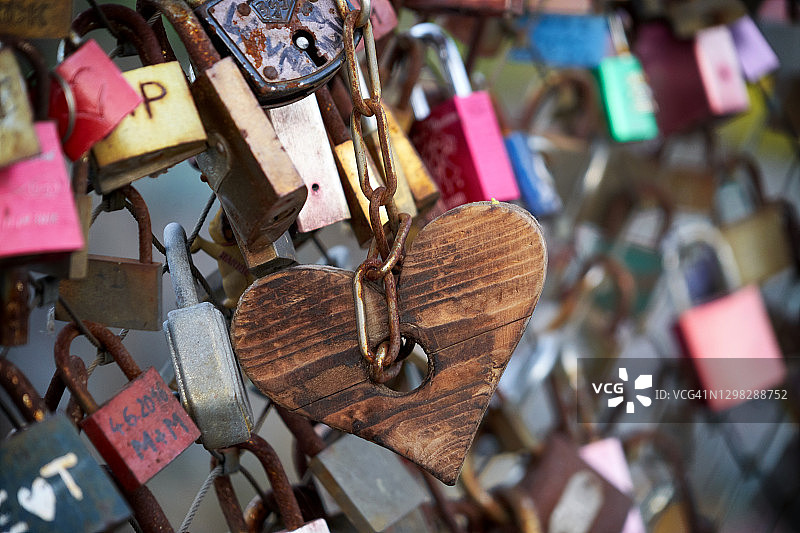 锁、情人节爱心、承诺之桥图片素材