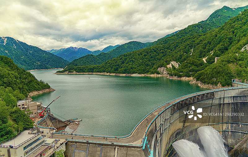 日本立山黑部阿尔卑斯路线的黑部水坝图片素材
