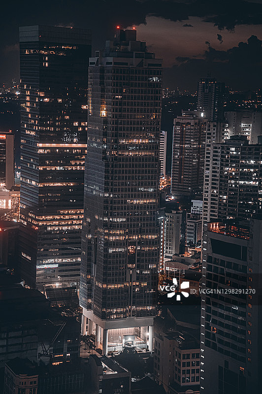 吉隆坡夜景城市风光：赛博朋克建筑灯光秀图片素材