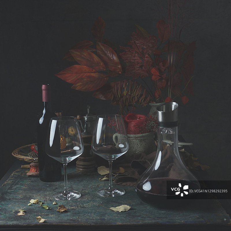 深色秋季静物：红酒、酒杯和醒酒器图片素材