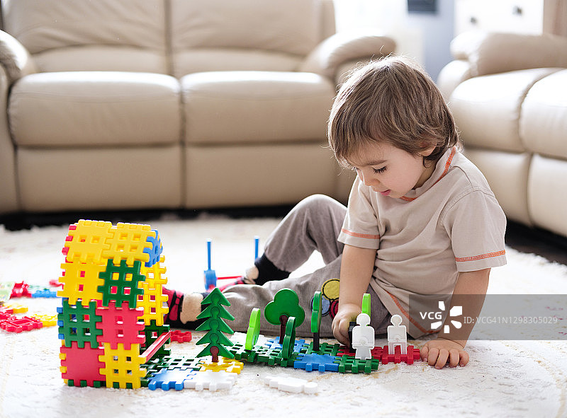 在家玩玩具的小男孩图片素材