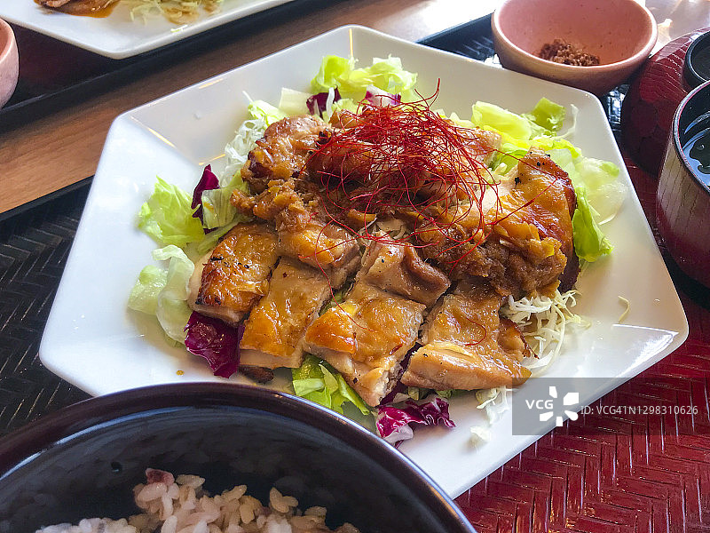 葱味酱汁炭烤鸡肉图片素材