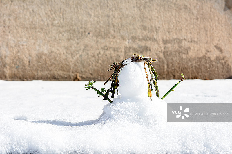 堆积在冰冷积雪下的雪人图片素材