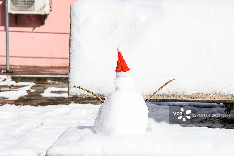 堆积在冰冷积雪下的雪人图片素材