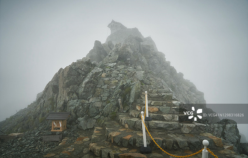 室堂平高原的群山，位于日本立山黑部阿尔卑斯山脉路线图片素材