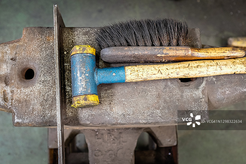 铁砧、锤子和金属刷特写图片素材