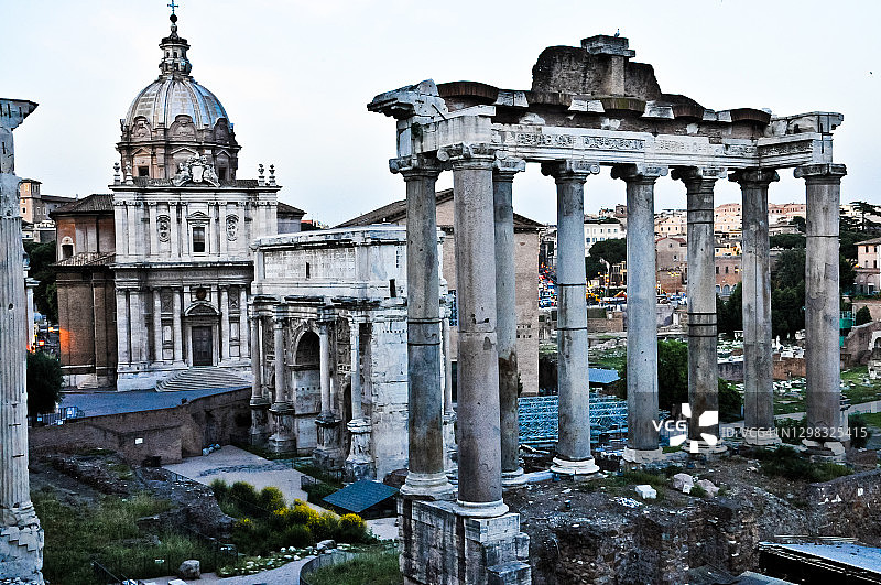 古罗马广场遗址，包括罗马的教堂和萨图恩神庙图片素材