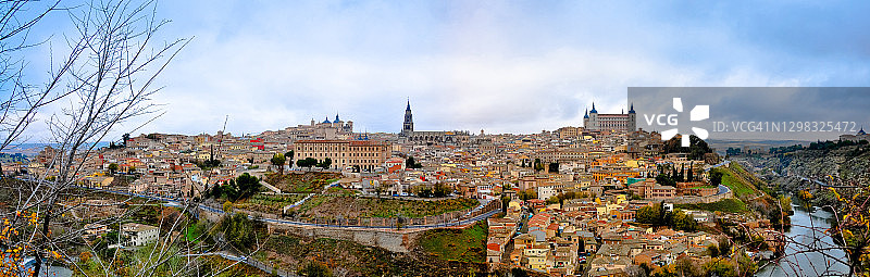 西班牙托莱多大教堂和城堡全景图片素材