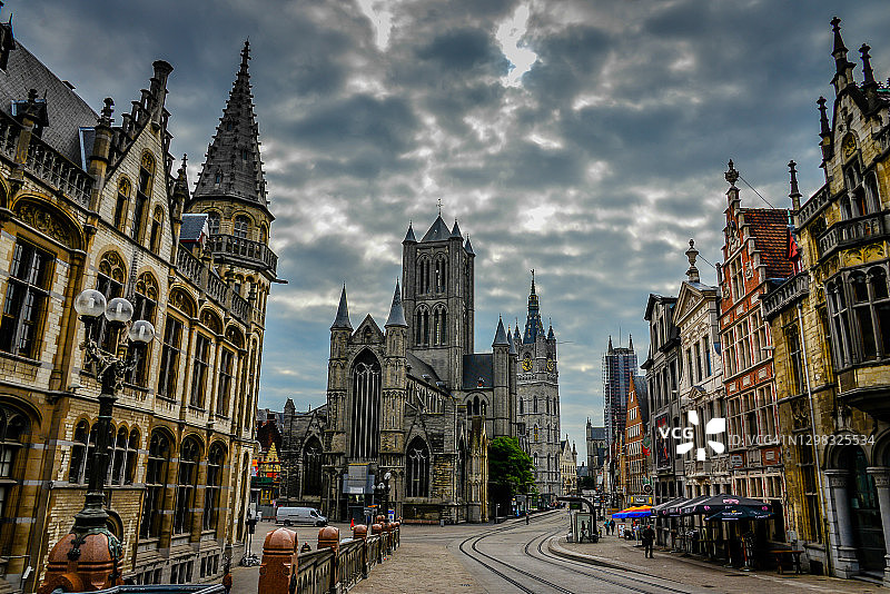 比利时根特历史名城中心：老邮局、圣尼古拉斯教堂、钟楼和圣巴夫主教座堂图片素材