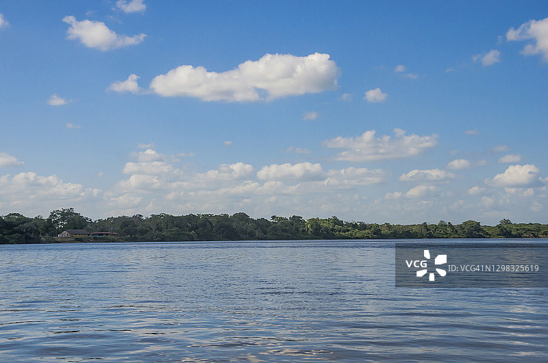 奥里诺科河风光：美丽的云天与水面倒影图片素材