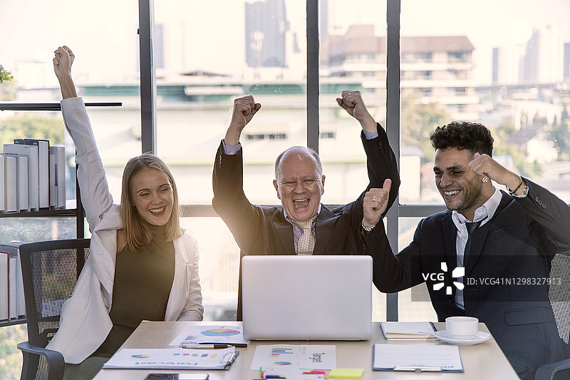 成功的商业理念：一群商人对实现目标感到满意图片素材
