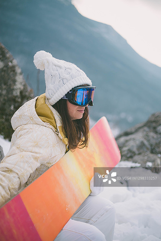 滑雪的年轻女子图片素材