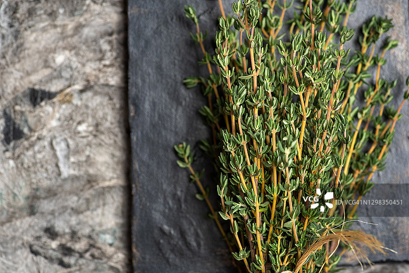 乡村餐桌上的新鲜花园百里香图片素材