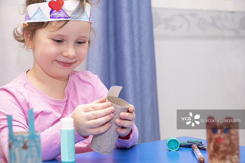 5岁学龄前女童在家进行艺术创作图片素材