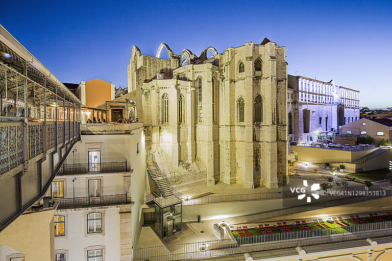 卡尔莫山圣母教堂（Igreja do Carmo）的暮光后殿图片素材