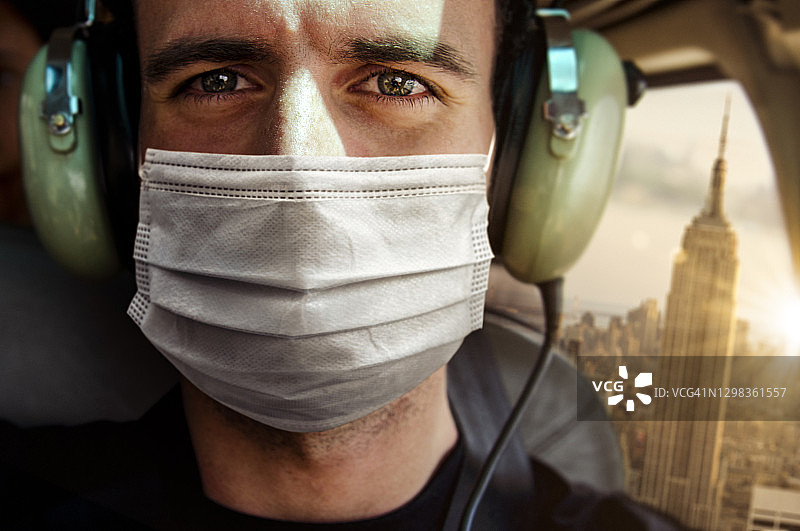 纽约市戴口罩的直升机飞行员图片素材