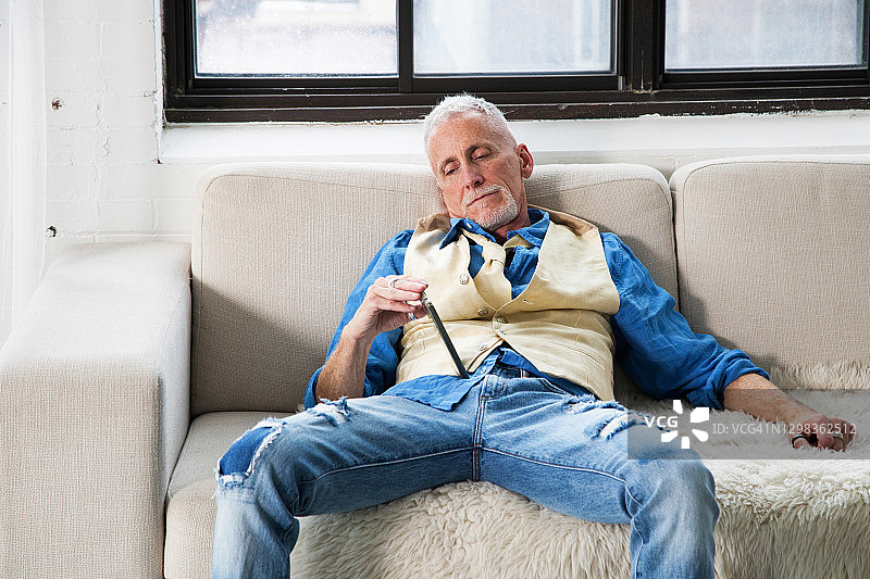 伤心老人沙发等待电话图片素材