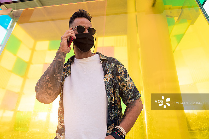 小男孩正在打电话图片素材