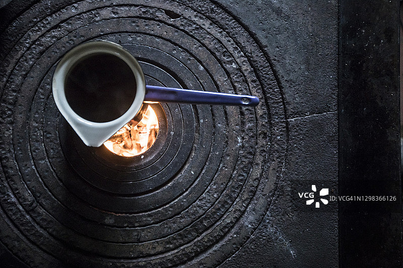 木制炉子上早晨的咖啡壶图片素材