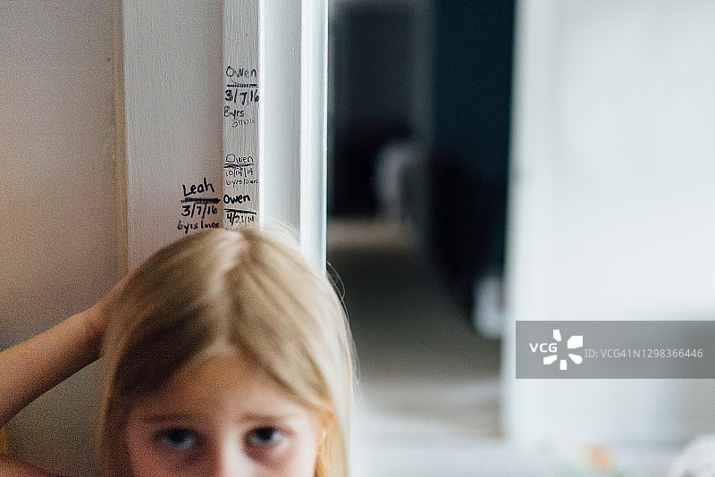 在家测量女孩身高图片素材