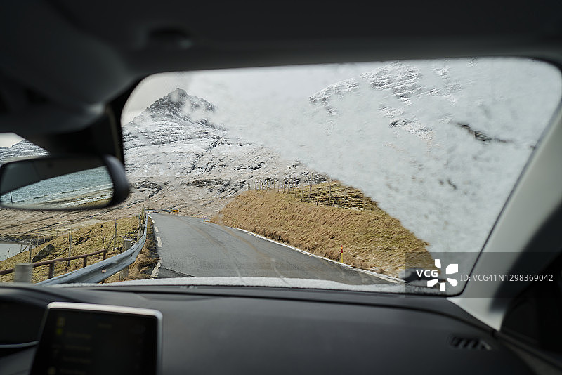 在法罗群岛透过被雪覆盖的汽车挡风玻璃观看图片素材
