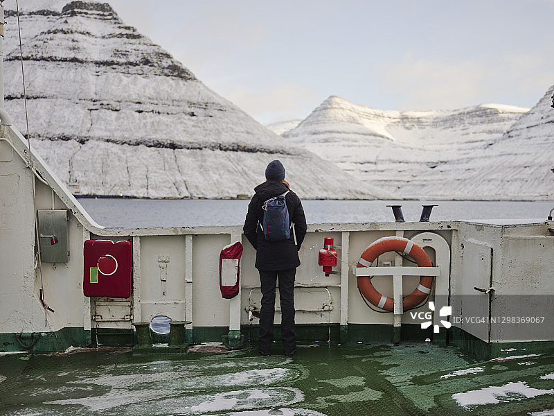 在法罗群岛的渡轮上眺望群山的女人图片素材