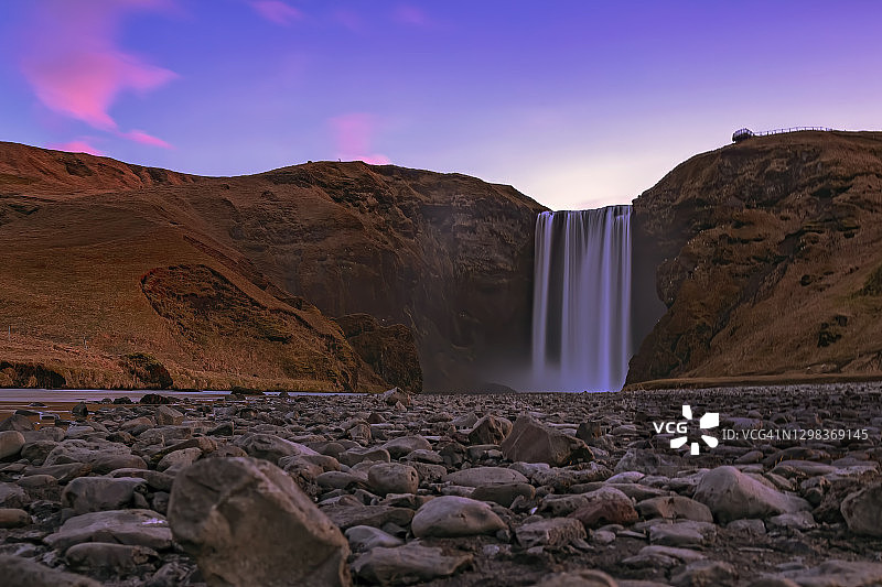 长曝光：日出时分壮丽的斯科加瀑布图片素材